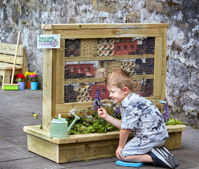 Insectenhotel met plantenbakbasis