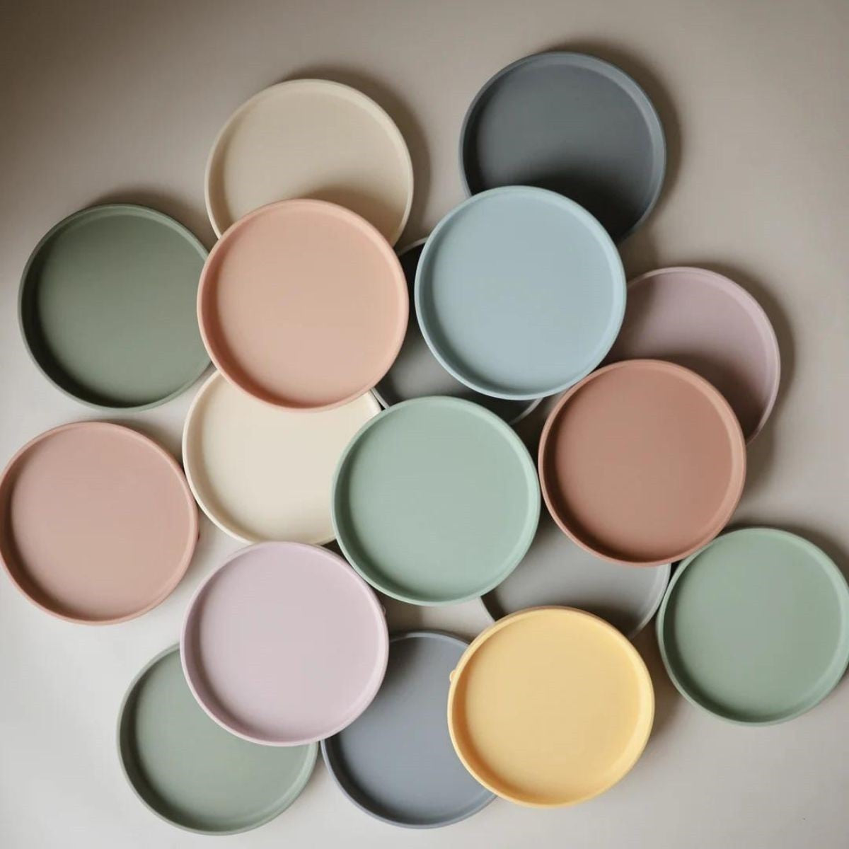 Silicone plate with suction cup