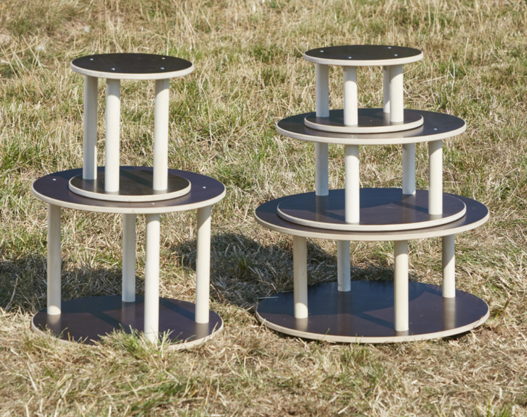 # Open einde trapsgewijze speeltafels rond, 5 stuks