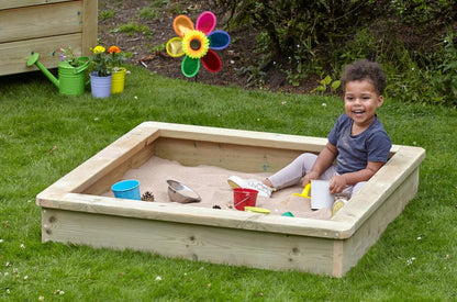 Low sandbox with lid