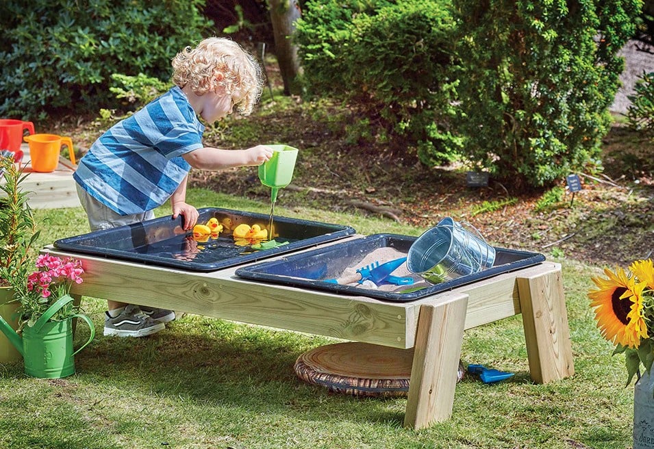 Low sand and water table with lids