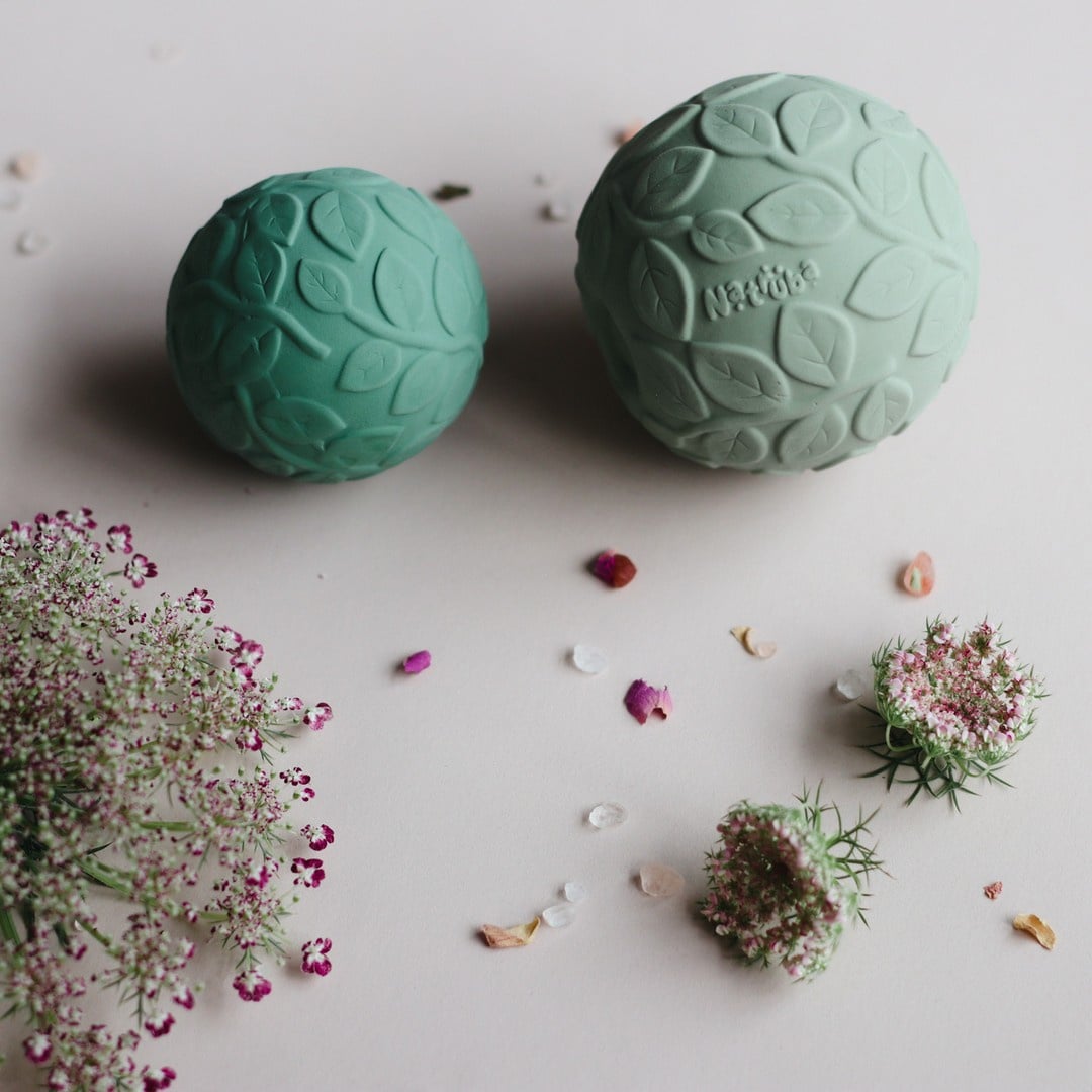 Sensory balls with leaf motif, green