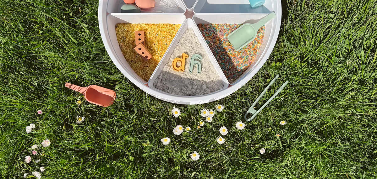 Sensorisch speelmateriaal in het gras