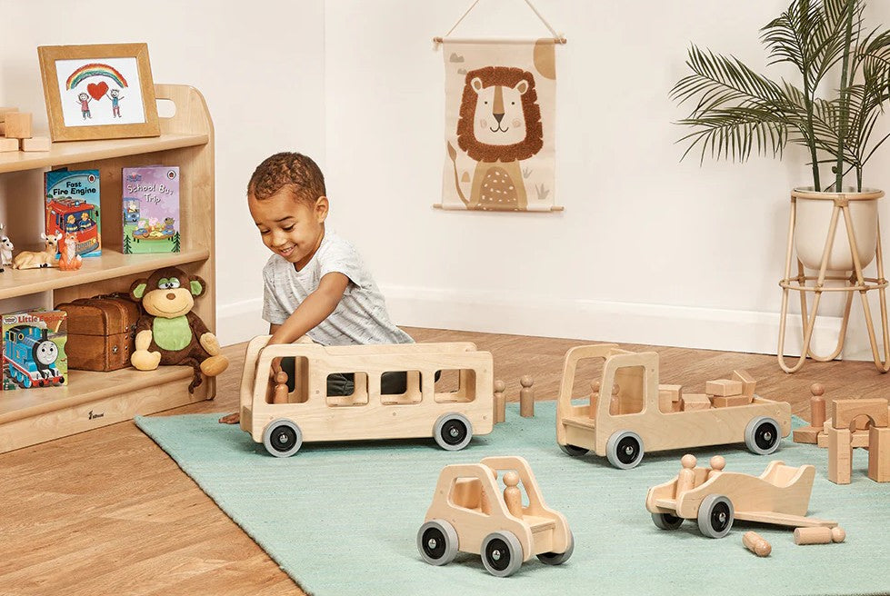Grote houten auto met twee poppetjes