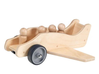 Groot houten vliegtuig met vier poppetjes