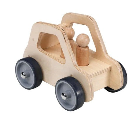 Grote houten auto met twee poppetjes