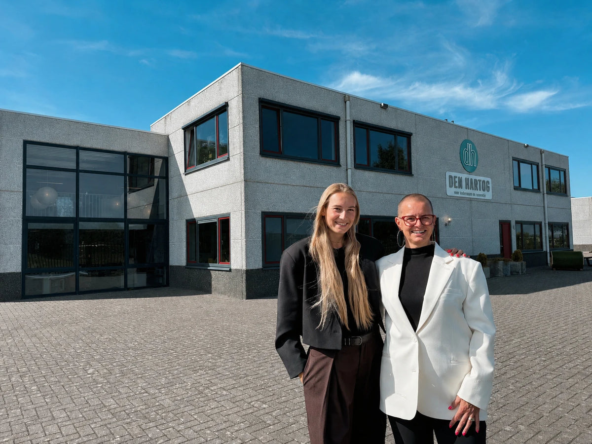 Familie Den Hartog voor het bedrijfspand, nu