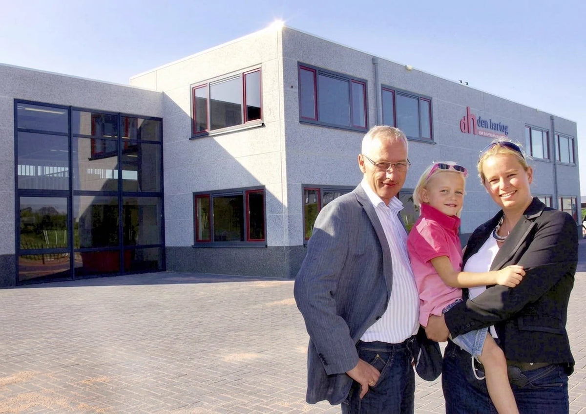 Familie Den Hartog voor het bedrijfspand, toen